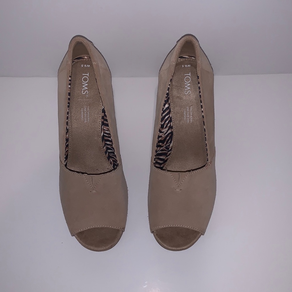 TOMS MICHELLE WEDGE Shoe. NWOT Sand / Beige Suede. Size 9.5 Women’s.